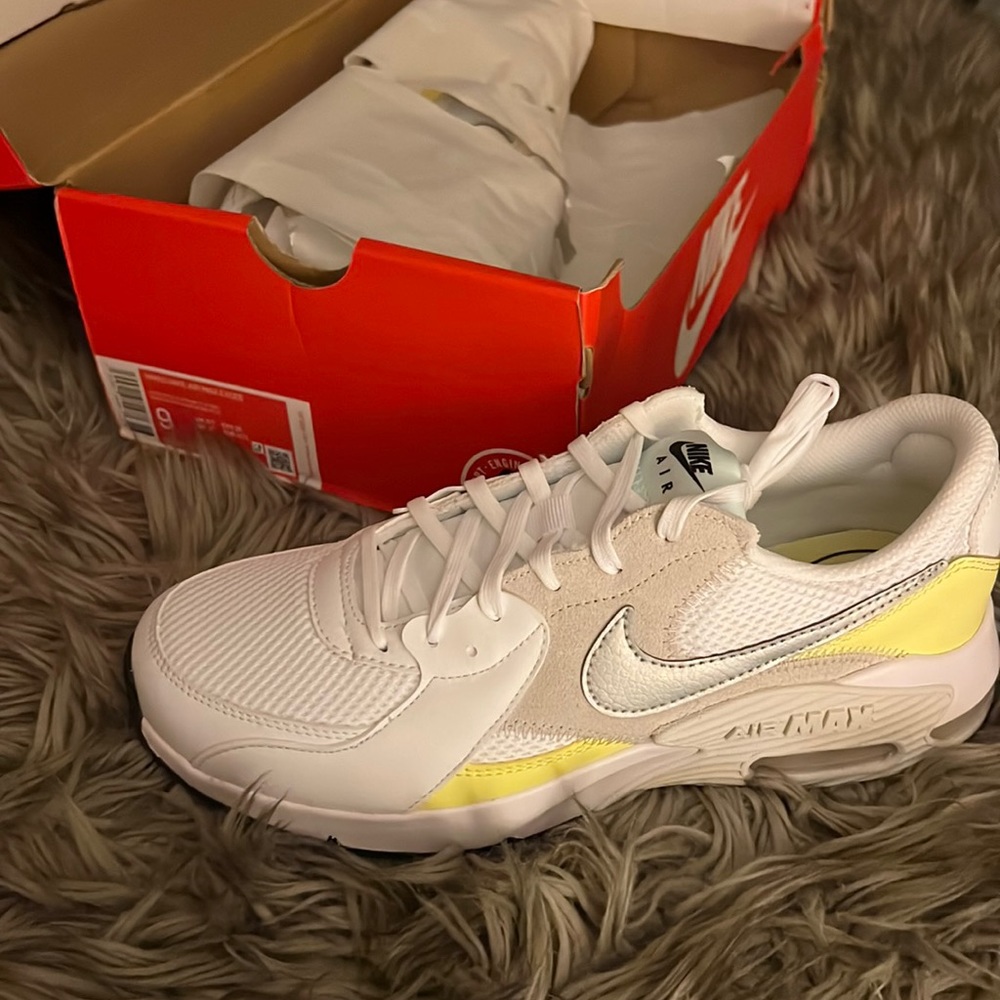 Women’s Nike Air Max Excee  size 9